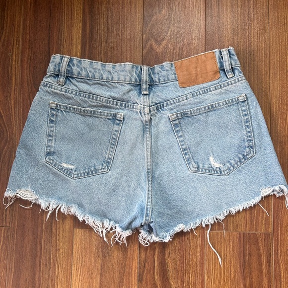 Zara Distressed Denim Shorts Women’s Size 6 - Picture 3 of 3